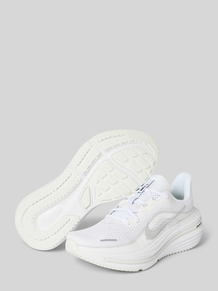 Produktfoto, Sneaker met logodetail model 'Winflo' van Nike, witte kleur, afgeronde pasvorm, vetersluiting, hakhoogte maat 10: 7 cm, schachthoogte maat 10: 6 cm, schachtbreedte maat 10: 6 cm, heren sneakers