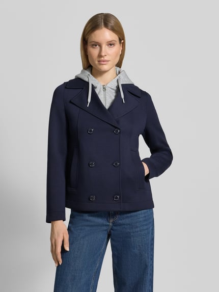 Vrouwenmodel draagt Regular Fit sweatjack met viscose van s.Oliver RED LABEL in donkerblauw met dubbele knoopsluiting, steekzakken, reverskraag, capuchon en lange mouwen, materiaalverwerking sweat, pasvorm regular fit, vooraanzicht bovenlichaam