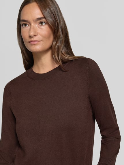 Vrouwenmodel draagt Slim Fit Pullover aus Viskose-Mix van s.Oliver RED LABEL, effen donkerbruin, zachte textuur, close-up bovenlichaam.