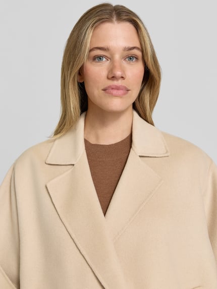Frauenmodel trägt Regular Fit Kurzmantel aus reiner Schurwolle Modell 'NEO' von Weekend Max Mara, Optik: Unifarben, Nahaufnahme Oberkörper.