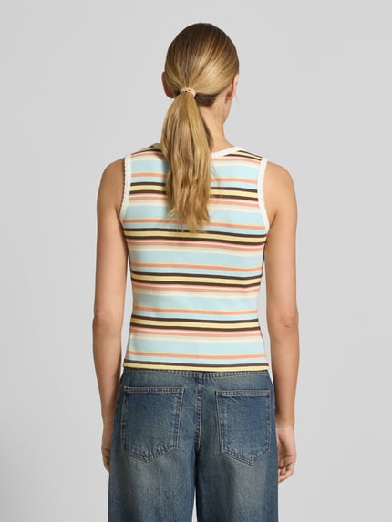 Frauenmodel trägt Tanktop mit Feinripp und Rundhalsausschnitt von Jake*s Casual im Baumwoll-Mix mit Stretch-Anteil, Rückenlänge 49 cm, mehrfarbig gestreift, Körpernaher-Schnitt, Ganzkörperansicht Rückansicht.