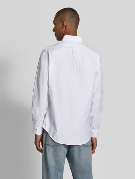 Männermodel trägt weißes Regular Fit Freizeithemd aus Baumwoll-Mix von Polo Ralph Lauren, lockere Struktur, Ganzkörperansicht Rückansicht.