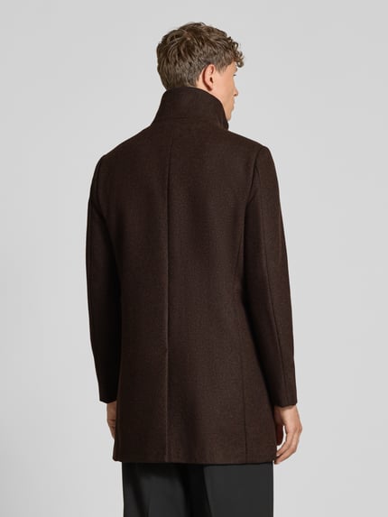 Männermodel trägt Regular Fit Mantel aus Baumwoll-Mix mit Viskose-Anteil von Matinique, dunkelbraun, Modell 'Harvey', Rückenansicht, Ganzkörperansicht Rückansicht.