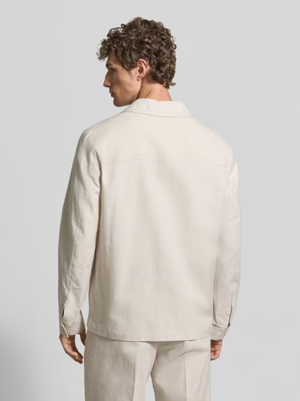 Männermodel trägt Relaxed Fit Overshirt aus Leinen-Mix mit Kentkragen von MCNEAL in Beige, strukturierte Oberfläche, Sportmanschetten, Rückenlänge bei Größe M 69 cm, Ganzkörperansicht Rückansicht.