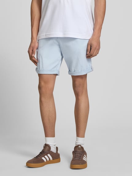 Männermodel trägt Regular Fit Shorts mit Eingrifftaschen Modell 'BOWIE' von Jack & Jones in Hellblau, Baumwoll-Elasthan-Mix, Umschlag, Ganzkörperansicht von vorne. Kontext: Herren Shorts mit Bundweite 43 cm und Innenbeinlänge 26 cm bei Größe M.