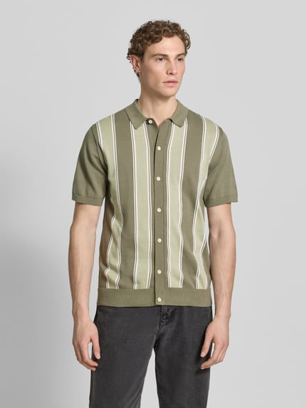 Männermodel trägt Polo-Cardigan mit 1/2-Arm von Lindbergh aus Reine Baumwolle, Regular-Fit, Knopfleiste, gestreiftes Muster, Ganzkörperansicht von vorne.