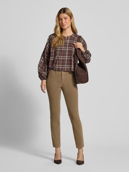 Frauenmodel trägt Slim Fit Cordhose aus Baumwoll-Mix Modell 'PIPER CROPPED' von CAMBIO, erdige Töne, glatte Struktur, Damen Slim Fit Jeans von CAMBIO, Ganzkörperansicht von vorne.