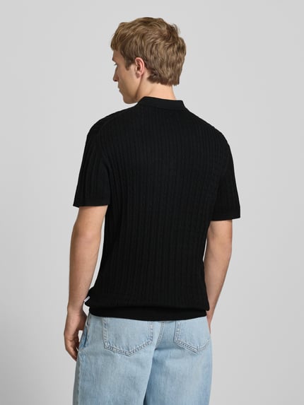 Männermodel trägt zwart Slim Fit Strick-Poloshirt met kabelpatroon, model 'EMIL' van Jack & Jones, katoenmix met viscose, ruglengte maat M 71 cm, productdetail, Ganzkörperansicht Rückansicht.