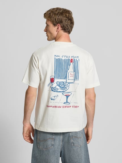 Männermodel trägt Relaxed Fit T-shirt uit puur katoen van Marc O'Polo Denim met look: effen, motiefprint, ronde hals, korte mouw; achteraanzicht, geheelfiguur
