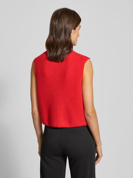 Frauenmodel trägt Regular Fit Strickweste aus Woll-Mix von Marc O'Polo, Optik: Unifarben, Materialverarbeitung: Rippstrick, Ganzkörperansicht Rückansicht.