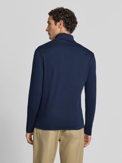 Männermodel trägt Regular Fit Longsleeve aus reiner Baumwolle mit Rollkragen von Christian Berg Men in Dunkelblau, Rückenansicht, Ganzkörperansicht Rückansicht. Reine Baumwolle, elastische Abschlüsse, Rückenlänge bei Größe M 70 cm.