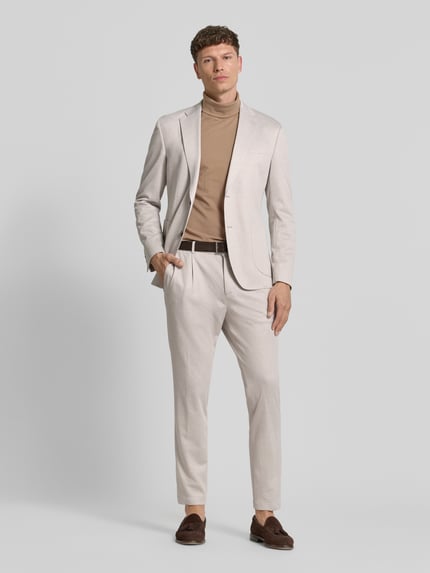 Männermodel trägt Regular Fit Anzughose aus Viskose-Mix Modell 'Lester' von JOOP! Collection, helle Farbe, Gesäßtaschen, Ganzkörperansicht von vorne.