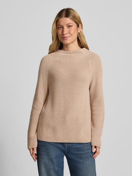 Frauenmodel trägt Strickpullover mit Stehkragen von monari in Beige, Grobstrick, Regular Fit, Baumwoll-Mix, Ganzkörperansicht von vorne.