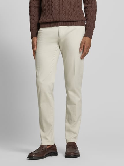 Männermodel trägt Hose mit Gesäßtaschen Modell 'Lupus' von Mmx, Baumwoll-Elasthan-Mix, Slim-Fit, Eingrifftaschen, Ganzkörperansicht von vorne.