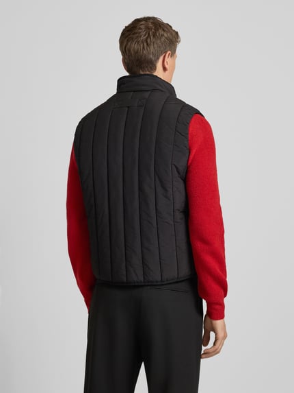 Mannelijk model draagt Regular Fit Steppweste uit waterafstotend materiaal model 'BRENO2611' van HUGO, zwart, effen, rugaanzicht.
