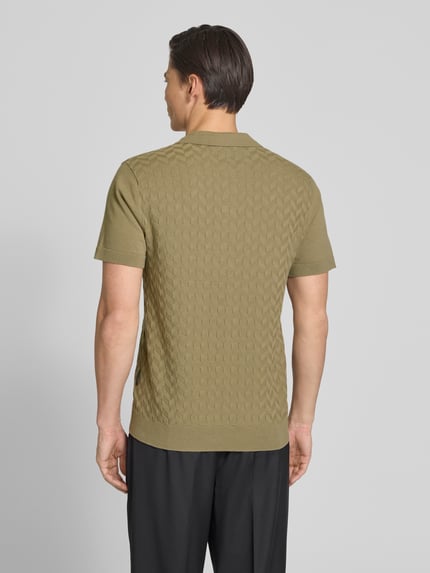 Männermodel trägt Regular Fit Poloshirt mit Strukturmuster Modell 'DYRVIK' von Casual Friday aus Reine Baumwolle, Rückenlänge 72 cm, Ganzkörperansicht Rückansicht.