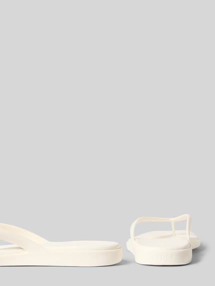 Produktfoto, Zehentrenner mit Label-Detail Modell 'Miami Flip' von Crocs in Creme mit abgerundeter Spitze und Schlupfform, Absatzhöhe 2 cm