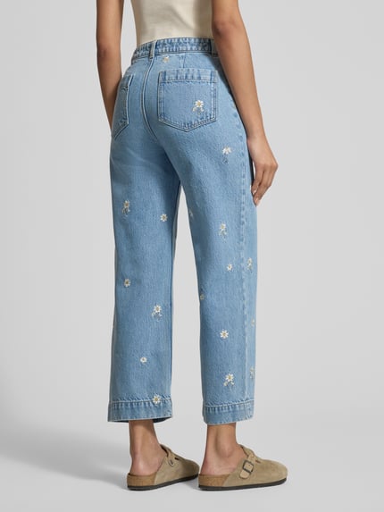 Frauenmodel trägt Jeans in verkürzter Passform mit Stitchings von Jake*s Casual in hellblau mit Blumenmustern, Ganzkörperansicht Rückansicht. Gerader Schnitt, Eingrifftaschen, Bundweite 37 cm, Innenbeinlänge 67 cm.