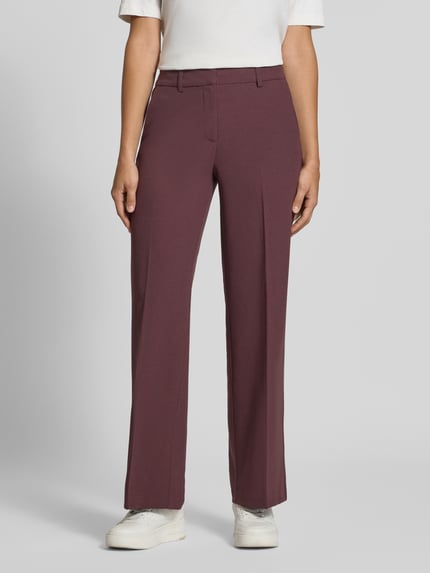 Frauenmodel trägt Regular Fit Weite Hose mit Bügelfalten Modell 'KALINA' von ONLY, bordeauxrot, glattes Material, Damen Weite Hose, Ganzkörperansicht von vorne.