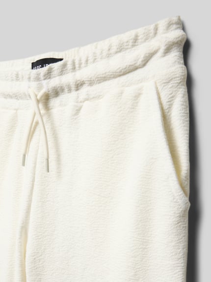 Produktfoto, Shorts mit Eingrifftaschen Modell 'WERNO' von CARS JEANS aus reiner Baumwolle in Creme, sichtbare Textur, elastischer Bund, Nahaufnahme Oberkörper