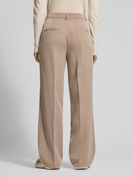 Frauenmodel trägt Slim Fit Weite Hose mit Viskose-Anteil Modell 'HATTIE-LANA' von ONLY, Optik: Unifarben, Ganzkörperansicht Rückansicht.