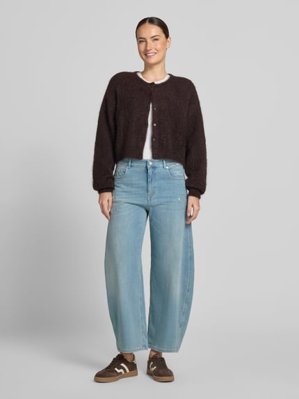 Frauenmodel trägt Barrel Jeans aus Baumwoll-Mix Modell 'Mari leap' von OPUS PANTS, helle Waschung, gerader Schnitt, Ganzkörperansicht von vorne, Damen Barrel Jeans von OPUS PANTS.