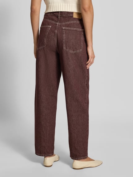 Frauenmodel trägt Straight Fit Jeans aus reiner Baumwolle Modell 'Oshow' von American Vintage, 5-Pocket-Design, Rückansicht, Ganzkörperansicht.