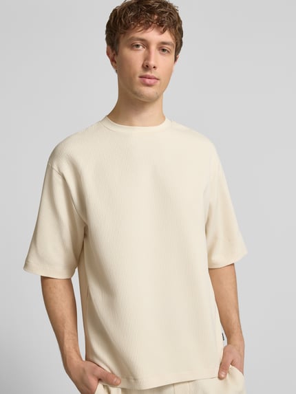 Männermodel trägt Regular-Fit T-Shirt in Plissee-Optik von REVIEW, Herren T-Shirt aus Material-Mix mit Stretch-Anteil, Rundhalsausschnitt, Nahaufnahme Oberkörper.