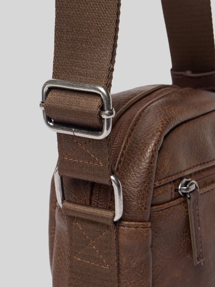 Productfoto, Crossbody Bag in leerlook Model 'TRACES' van camel active, bruin metaal en textuur, ritsvak, verstelbare schouderband, Heren tas, Hoofdvak met ritssluiting, Labelpatch, Breedte maat 1: 20 cm, Lengte maat 1: 21 cm, Diepte maat 1: 4 cm, bandlengte maat 1: 83 cm