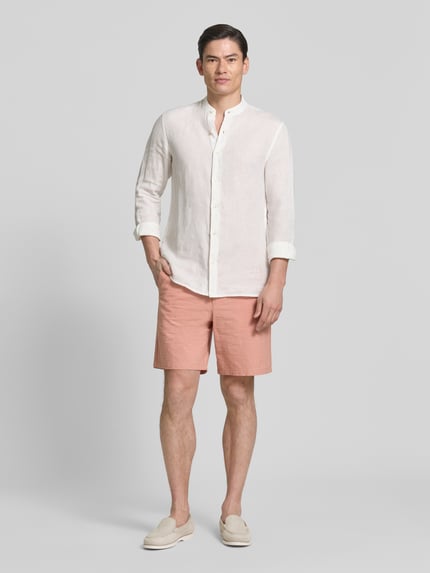 Männermodel trägt Regular Fit Bermudas aus Baumwoll-Mix Modell 'KARL' von SELECTED HOMME, Seersucker, gestreift, Ganzkörperansicht von vorne.