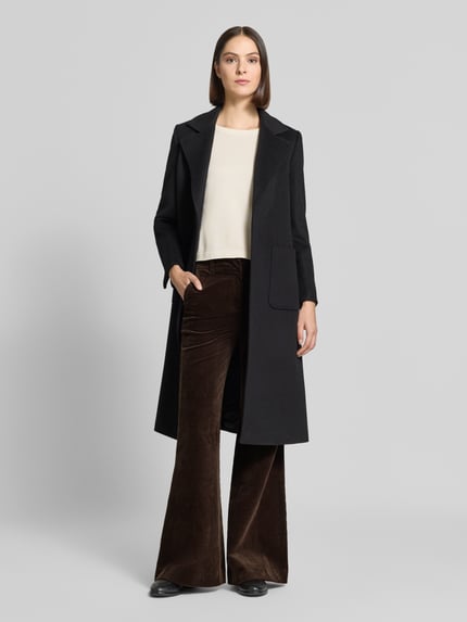 Kobiece model prezentuje Flared Fit Cordhose aus Baumwoll-Mix von Marc O'Polo, spodnie sztruksowe w kolorze ciemnobrązowym, damska cordhose od Marc O'Polo. Ganzkörperansicht von vorne.
