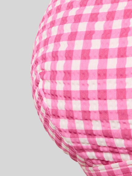 Produktfoto, Bikini-Oberteil mit Vichy-Karo und Schnürung von Jake*s Casual in Pink-Weiß, strukturierte Oberfläche, Nahaufnahme Textur