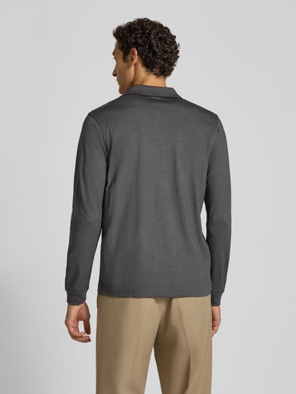 Männermodel trägt Regular Fit Poloshirt in Two-Tone-Machart von LERROS, Baumwoll-Mix, Knopfleiste, Longsleeve, Ganzkörperansicht Rückansicht.