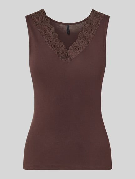 Productfoto, Regular Fit Top uit viscosemix model 'ROSA' van VERO MODA, effen donkerroze, gladde stof, kanten V-hals, Dames top.