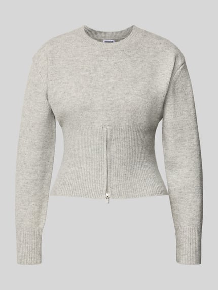 Produktfoto, hellgrauer Strickpullover mit gerippten Abschlüssen, Reißverschluss und Rundhalsausschnitt, Modell 'SLOAN' von Noisy May, Material-Mix mit Woll-Anteil, Regular Fit
