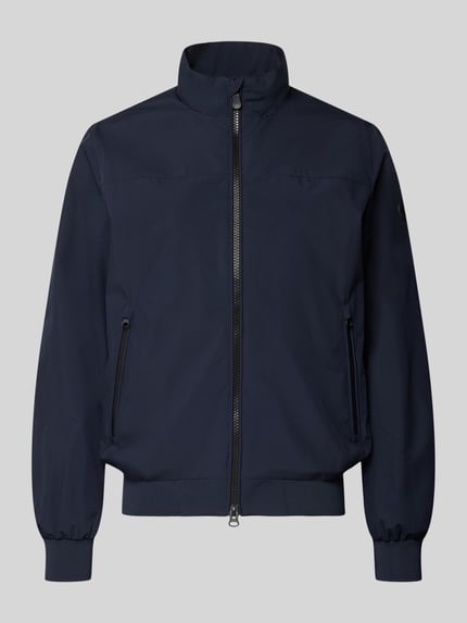 Produktfoto, Regular Fit Jacke mit Stehkragen Modell 'Finlay' von SAVE THE DUCK, kolor granatowy, z dwukierunkowym zamkiem, kieszenie na zamek, elastyczne wykończenia, długość tyłu w rozmiarze M 69 cm, szerokość ramion w rozmiarze M 46 cm, szerokość w rozmiarze M 60 cm, długość rękawa w rozmiarze M 68 cm, jednolita faktura