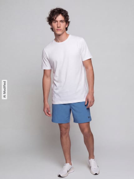 Männermodel trägt Regular Fit Sportshorts mit Logo-Print von Under Armour in Blau, kombiniert mit weißem Shirt, Ganzkörperansicht von vorne, KI-modifiziertes Bild. Herren Sportshorts von Under Armour.