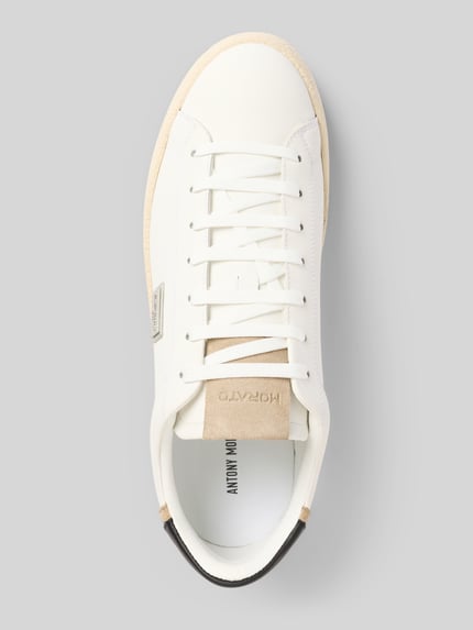 Produktfoto, Sneaker met vetersluiting van Antony Morato, wit leer, afgeronde neus, labeldetail, gestructureerde zool, bovenaanzicht