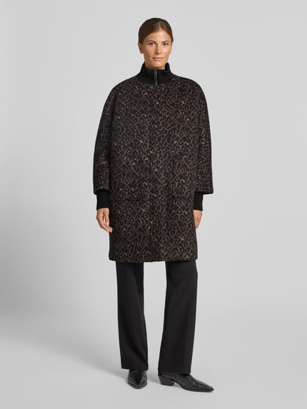Frauenmodel trägt Mantel aus Woll-Mix mit Stehkragen und aufgesetzten Taschen von COMMA, braun-schwarzes Leopardenmuster, Ganzkörperansicht von vorne. Regular Fit, Verdeckter Reißverschluss, Rückenlänge 92 cm, Schulterbreite 56 cm, Brustweite 62 cm, Ärmellänge 63 cm, Materialmix mit Viskose-Anteil.