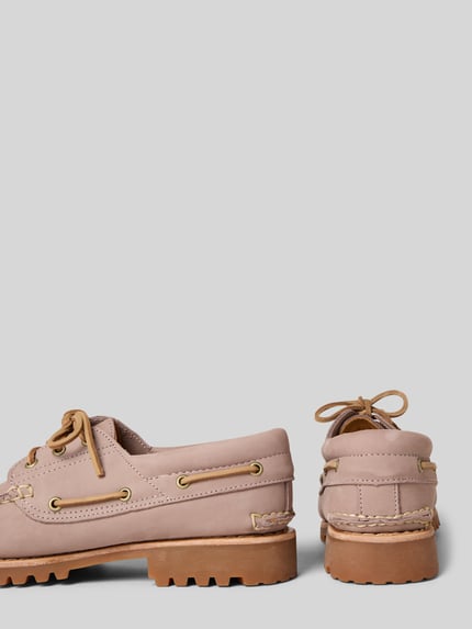Produktfoto, Bootsschuhe aus Leder mit profilierter Sohle von Timberland in Beige mit abgerundete Spitze, Schnürung, Absatzhöhe 3 cm, Schafthöhe 7 cm, Schaftweite 9 cm, robust strukturierte Sohle.