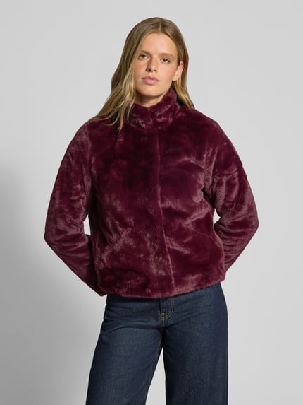 Frauenmodel trägt Regular Fit Webpelzjacke mit Stehkragen Modell 'NEWVIDA' von ONLY in Dunkellila, Flausch-Textur, Damen Teddy- / Webpelzjacke, Nahaufnahme Oberkörper.
