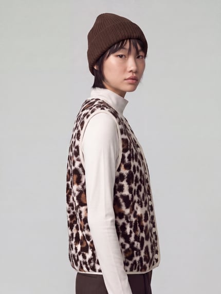 Frauenmodel trägt Weste mit paspeliertem Abschluss von s.Oliver RED LABEL in Animal Print, Fleece, creme-braune Töne, Ganzkörperansicht von vorne.