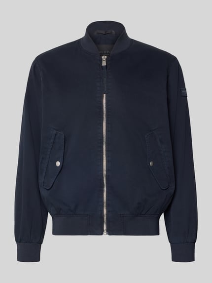 Produktfoto, Regular Fit Blouson aus reiner Baumwolle von Marc O'Polo mit Optik: Unifarben, Twill-Material, Reißverschluss, Label-Patch, seitliche Eingrifftaschen mit Druckknopf, Ärmelform: Langarm, Ärmelabschluss und Rumpfabschluss: Gerippt, Materialverarbeitung: Twill, Material: Reine Baumwolle.