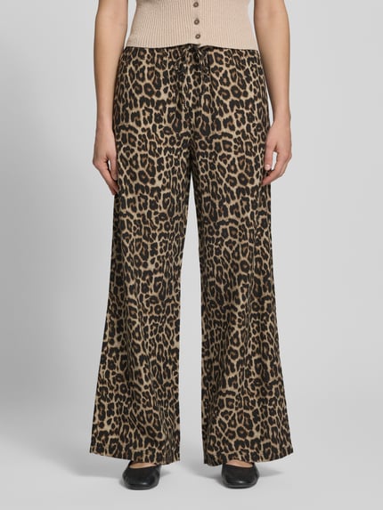 Vrouwenmodel draagt Regular Fit wijdte broek uit viscose model 'ARIS' van Only, all-over dierenprint, popeline viscosemix, steekzakken, elastische boord, tunnelkoordsluiting, regular fit pasvorm, voorkant totaalbeeld.
