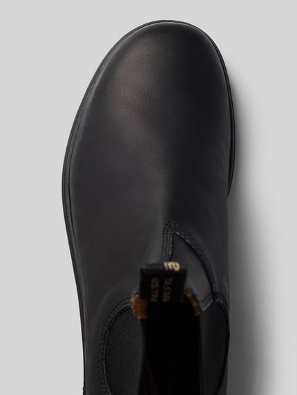 Produktfoto, Chelsea Boots aus echtem Leder von Blundstone, schwarze Farbe, abgerundete Form, Halteschlaufe, elastische Einsätze, Profilsohle, Label-Details, Detailaufnahme, Absatz 3 cm, Schafthöhe 14 cm, Schaftweite 11 cm