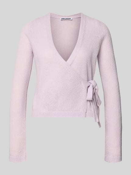 Produktfoto, Strick-Cardigan in Wickeloptik von Review, Regular-Fit, V-Ausschnitt, lange Ärmel, zarte rosa Farbe, Schleife als Verschluss