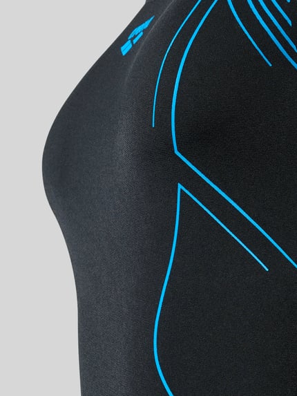 Vrouwenmodel draagt Slim Fit badpak met logoprint van Arena, zwarte stof met blauwe lijnen, detailopname bovenlichaam.