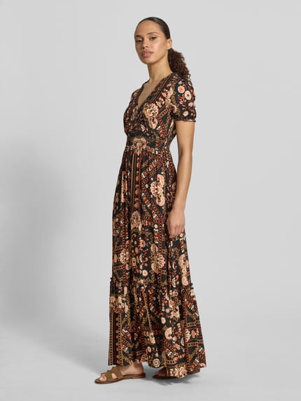 Vrouwenmodel draagt Maxikleid aus Viskose mit V-Ausschnitt van Apricot, getailleerd model, mouwen met ruches, volantzoom, zijkantaanzicht