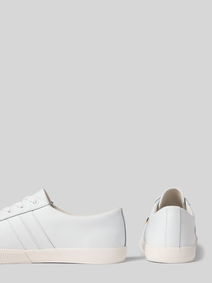 Produktfoto, Sneaker aus Leder mit Label-Applikation Modell 'JANSON II' von Lauren Ralph Lauren in Weiß mit abgerundeter Spitze und Schnürung, Absatzhöhe 2 cm, Schafthöhe 6 cm, Schaftweite 6 cm, glatte Oberfläche.