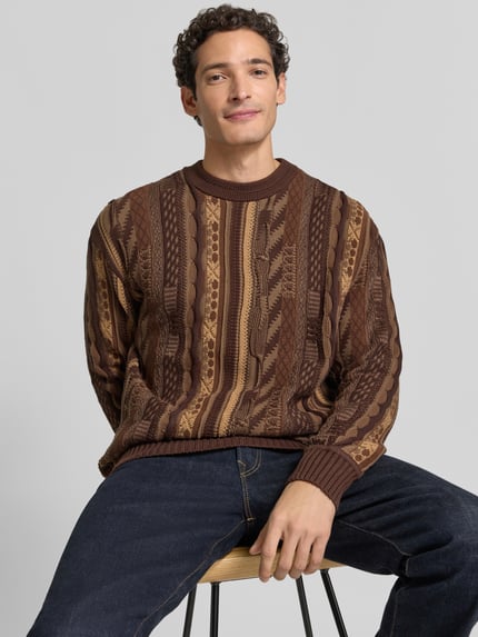 Männermodel trägt Regular Fit Strickpullover aus reiner Baumwolle von COLUCCI in Braun mit strukturierten Mustern, Ganzkörperansicht von vorne. Kontext: Herren Strickpullover, Stehkragen, gerippte Abschlüsse, Rückenlänge 73 cm, Ärmellänge 64 cm.